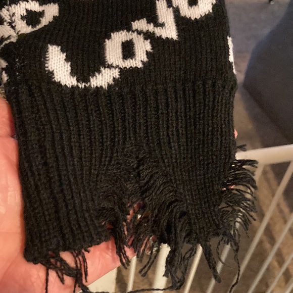 Trendy threads Love raw edges sweater size M - Picture 7 of 7